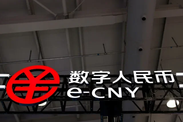 Biểu tượng của đồng nhân dân tệ kỹ thuật số Trung Quốc, hay e-CNY, được nhìn thấy tại Hội chợ Thương mại Dịch vụ Quốc tế Trung Quốc (CIFTIS) năm 2021 ở Bắc Kinh, Trung Quốc, ngày 3 tháng 9 năm 2021. REUTERS/Florence Lo