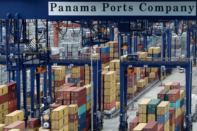 ป้ายบริษัท Panama Ports Company เหนือตู้คอนเทนเนอร์ที่ท่าเรือ Balboa ในเมืองปานามาซิตี้ เมื่อวันที่ 10 ตุลาคม 2014 โดย REUTERS/Carlos Jasso/File Photo