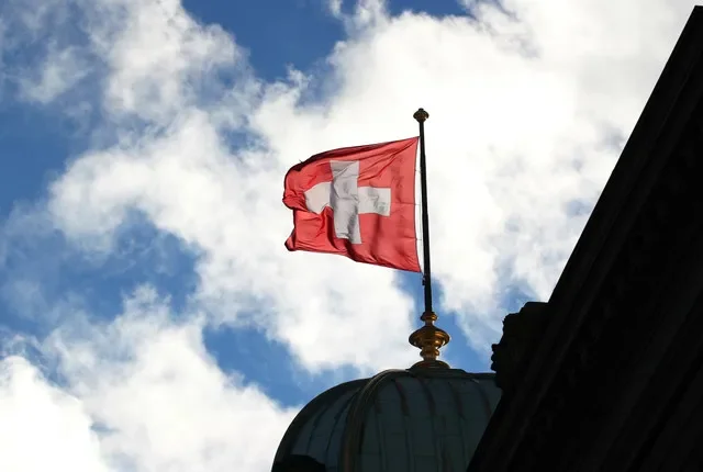 Una bandera suiza se observa en el Palacio Federal (Bundeshaus) en Berna, Suiza, el 7 de diciembre de 2018. Foto tomada el 7 de diciembre de 2018. REUTERS/Denis Balibouse