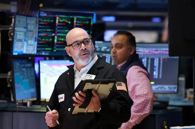 Các nhà giao dịch làm việc trên sàn giao dịch tại Sở giao dịch chứng khoán New York (NYSE) ở thành phố New York, Hoa Kỳ, ngày 18 tháng 3 năm 2026. REUTERS/Brendan McDermid