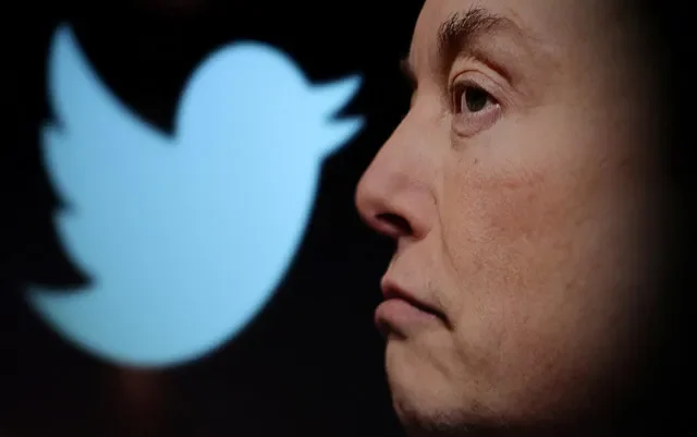 Biểu tượng Twitter và hình ảnh Elon Musk được hiển thị qua kính lúp trong hình minh họa chụp ngày 27 tháng 10 năm 2022. REUTERS/Dado Ruvic/Minh họa