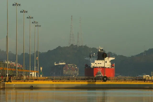 El buque de GLP Durham, con bandera del Reino Unido, sale de las esclusas de Cocolí en el Canal de Panamá, en la Ciudad de Panamá, Panamá, el 13 de marzo de 2026. REUTERS/Enea Lebrun