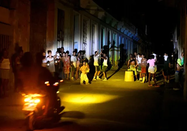 FOTO DE ARQUIVO: Pessoas se reúnem em uma rua durante um apagão após o colapso da rede elétrica nacional de Cuba, deixando cerca de 10 milhões de pessoas sem energia em meio a um bloqueio de petróleo imposto pelos EUA, em Havana, Cuba, 16 de março de 2026. REUTERS/Norlys Perez/Foto de Arquivo