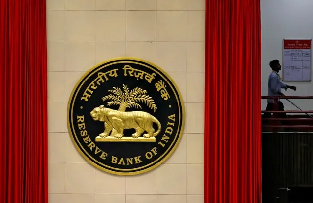 FOTO DE ARCHIVO: Un trabajador camina frente al logotipo del Banco de la Reserva de la India (RBI) en su oficina de Nueva Delhi, India, el 8 de julio de 2019. REUTERS/Anushree Fadnavis/Foto de archivo