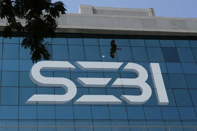 El logotipo de la Junta de Valores y Bolsa de la India (SEBI) se observa en su sede en Bombay, India, el 24 de marzo de 2025. REUTERS/Hemanshi Kamani