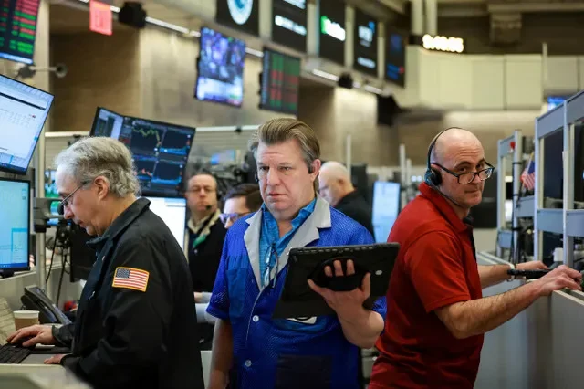 متداولو عقود الخيارات والآجلة يعملون في قاعة التداول ببورصة نيويورك للأوراق المالية (NYSE American) في مدينة نيويورك، الولايات المتحدة، 18 مارس 2026. تصوير: بريندان مكديرميد/رويترز
