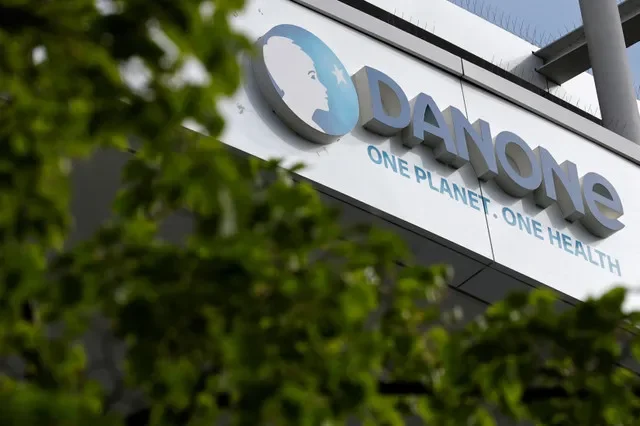 Logo của tập đoàn thực phẩm Pháp Danone được nhìn thấy tại trụ sở chính của công ty ở Rueil-Malmaison gần Paris, Pháp, ngày 14 tháng 4 năm 2025. REUTERS/Stephanie Lecocq