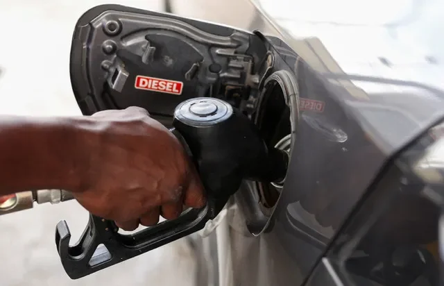 ケニアのマチャコス郡ジョスカにあるシェル石油のガソリンスタンドで、車に給油する従業員。2025年10月14日撮影。REUTERS/Monicah Mwangi