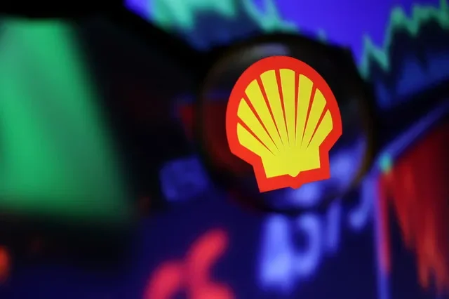 Biểu tượng Shell và biểu đồ chứng khoán được nhìn qua kính lúp trong hình minh họa chụp ngày 4 tháng 9 năm 2022. REUTERS/Dado Ruvic/Illustration