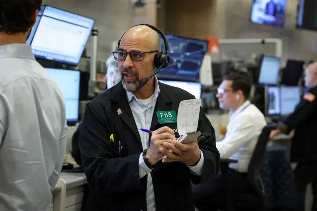 ニューヨーク証券取引所のNYSE Americanで働く先物・オプション・トレーダーたち。2026年3月23日、米国ニューヨークにて撮影。 REUTERS/Brendan McDermid
