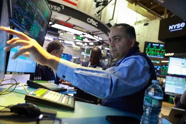 متداولون يعملون في قاعة التداول ببورصة نيويورك (NYSE) في مدينة نيويورك، الولايات المتحدة، 23 مارس 2026. تصوير: بريندان ماكديرميد/رويترز