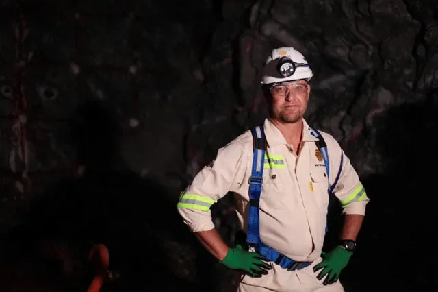 El CEO de West Wits Mining, Rudi Deysel, posa para fotografías en Qala Swallows, la primera nueva mina de oro subterránea de Sudáfrica en 15 años, en Roodepoort, al oeste de Johannesburgo, Sudáfrica, el 18 de febrero de 2026. REUTERS/Oupa Nkosi