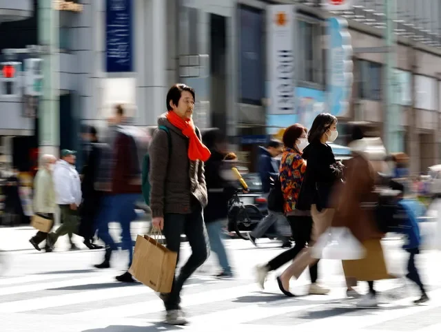 Consumidores caminan por un distrito comercial en Tokio, Japón, el 19 de marzo de 2024. REUTERS/Kim Kyung-Hoon