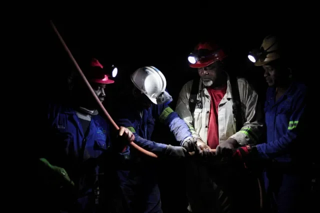 Trabajadores mineros reparan una tubería de agua en Qala Swallows, la primera nueva mina de oro subterránea de Sudáfrica en 15 años, en Roodepoort, al oeste de Johannesburgo, Sudáfrica, el 18 de febrero de 2026. REUTERS/Oupa Nkosi