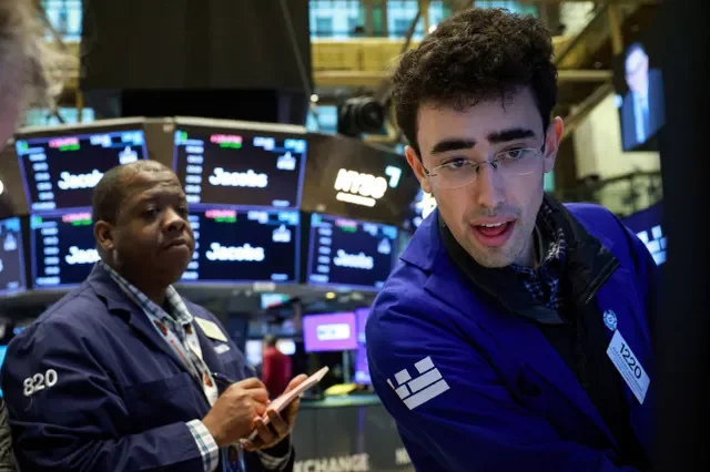 เทรดเดอร์ปฏิบัติหน้าที่ในห้องค้าหุ้นของตลาดหลักทรัพย์นิวยอร์ก (NYSE) ณ นครนิวยอร์ก สหรัฐอเมริกา เมื่อวันที่ 23 มีนาคม 2026 โดย REUTERS/Brendan McDermid