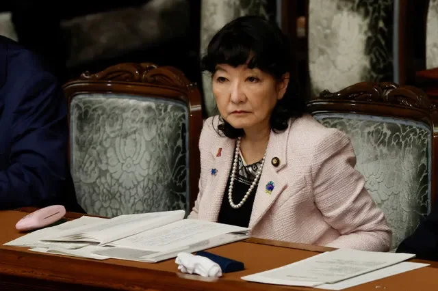 A Ministra das Finanças do Japão, Satsuki Katayama, ouve o discurso de política da Primeira-Ministra Sanae Takaichi no parlamento, em Tóquio, Japão, 20 de fevereiro de 2026. REUTERS/Kim Kyung-Hoon