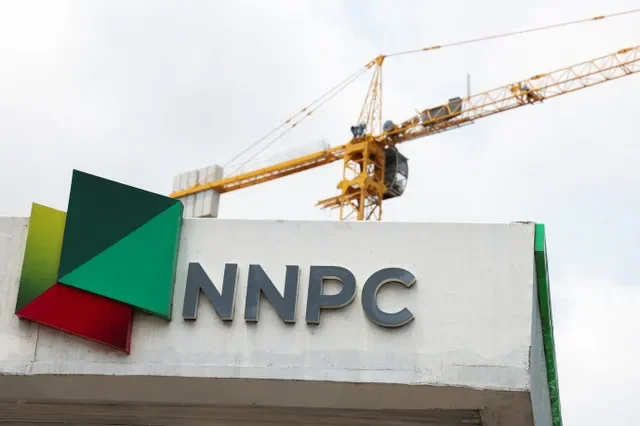 位于尼日利亚拉各斯伊科伊的尼日利亚国家石油公司(NNPC)加油站展示的公司标志。2026年3月9日。路透社/Sodiq Adelakun