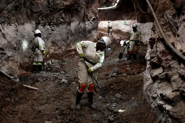 Trabajadores mineros laboran bajo tierra en Qala Swallows, la primera nueva mina de oro subterránea de Sudáfrica en 15 años, en Roodepoort, al oeste de Johannesburgo, Sudáfrica, el 18 de febrero de 2026. REUTERS/Oupa Nkosi