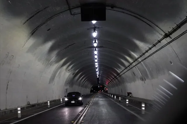 Um motorista da Lyft passa pelo túnel da Second Street, antes do Super Bowl LVI, sob Bunker Hill no centro de Los Angeles, Califórnia, EUA, em 29 de janeiro de 2022. REUTERS/Bing Guan