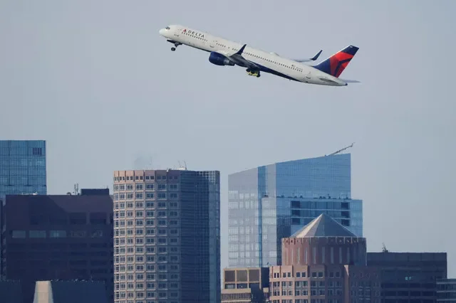 ภาพแฟ้มข่าว: เที่ยวบินของ Delta Airlines ทะยานขึ้นจากสนามบินนานาชาติโลแกน ในบอสตัน รัฐแมสซาชูเซตส์ สหรัฐอเมริกา เมื่อวันที่ 7 พฤศจิกายน 2025 REUTERS/Brian Snyder/File Photo