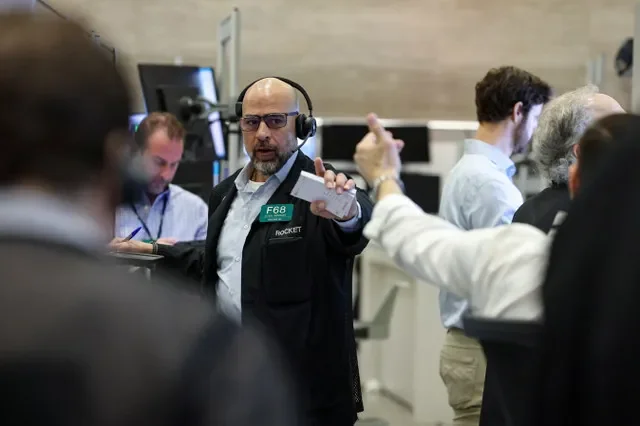 Operadores de opções de futuros trabalham no pregão da NYSE American da Bolsa de Valores de Nova York, em Nova York, EUA, em 23 de março de 2026. REUTERS/Brendan McDermid