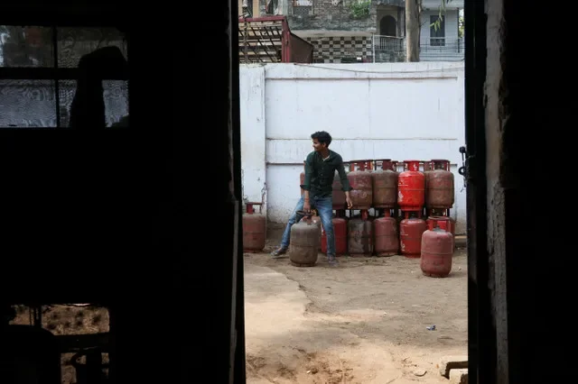 พนักงานกำลังเคลื่อนย้ายถังแก๊สหุงต้ม (LPG) ภายในโรงเก็บสินค้า ท่ามกลางภาวะชะงักงันของอุปทานหลังความขัดแย้งระหว่างสหรัฐฯ-อิสราเอลกับอิหร่าน ในกรุงนิวเดลี ประเทศอินเดีย เมื่อวันที่ 10 มีนาคม 2026 ภาพโดย REUTERS/Bhawika Chhabra/File Photo