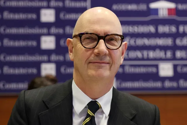 O Ministro da Economia, Finanças e Soberania Industrial, Energética e Digital da França, Roland Lescure, posa antes de uma audiência sobre as consequências econômicas da guerra no Irã na Assembleia Nacional em Paris, França, 24 de março de 2026. REUTERS/Gonzalo Fuentes