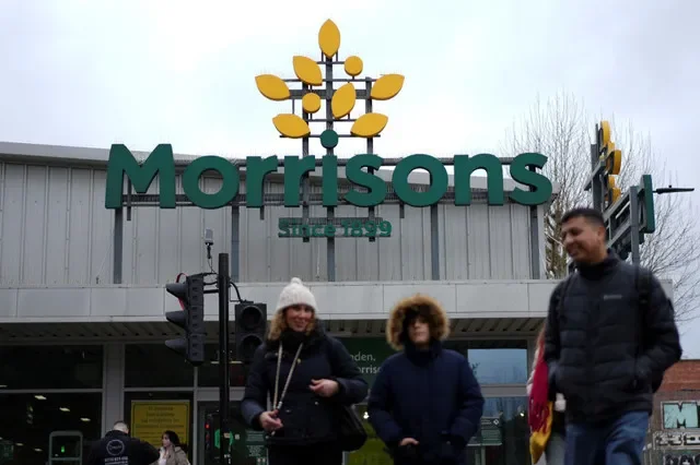 Personas pasan por la entrada de una tienda Morrisons en Londres, Reino Unido, el 27 de febrero de 2026. REUTERS/Carlos Jasso