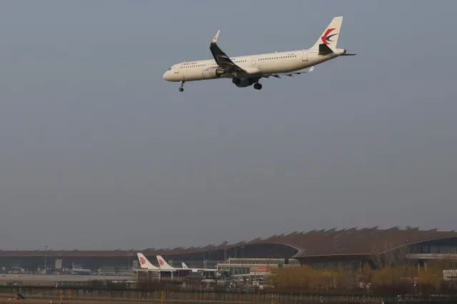 Một chiếc máy bay của China Eastern Airlines hạ cánh tại Sân bay Quốc tế Thủ đô Bắc Kinh ở Bắc Kinh, Trung Quốc ngày 23 tháng 3 năm 2022. REUTERS/Tingshu Wang