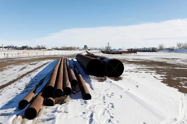 ภาพถ่ายแฟ้มภาพ: คลังพัสดุที่ให้บริการท่อส่งน้ำมันดิบ Keystone XL ตั้งอยู่ว่างเปล่าในเมือง Oyen รัฐแอลเบอร์ตา ประเทศแคนาดา เมื่อวันที่ 1 กุมภาพันธ์ 2021 REUTERS/Todd Korol/File Photo