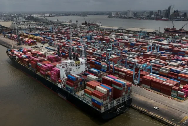 Un buque portacontenedores se prepara para descargar carga en las terminales A.P. Moller, parte de la terminal de contenedores más grande de Nigeria en el astillero de la Autoridad Portuaria de Nigeria en Apapa, en Lagos, Nigeria, 25 de agosto de 2025. REUTERS/Sodiq Adelakun/Archivo
