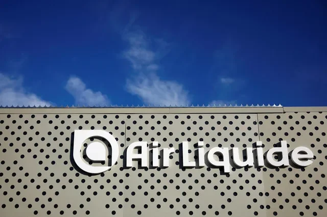 O logotipo da Air Liquide é visto em uma estação de hidrogênio em Paris, França, em 24 de outubro de 2024. REUTERS/Sarah Meyssonnier