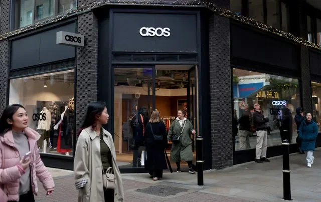 Pedestrians passing by an ASOS temporary retail location in London, Britain, captured on November 12, 2025. REUTERS/Hannah McKay/File Photo