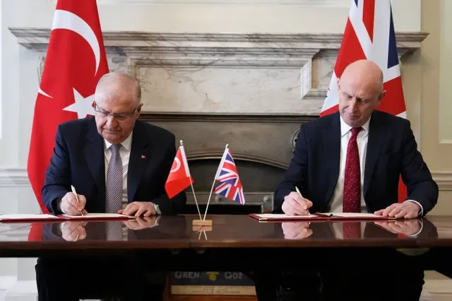 O Secretário de Defesa do Reino Unido, John Healey, e o Ministro da Defesa Nacional da Turquia, Yasar Guler, assinam acordo para a aquisição de 20 jatos Eurofighter Typhoon em Londres, em 25 de março de 2026. Kirsty Wigglesworth/Pool via REUTERS