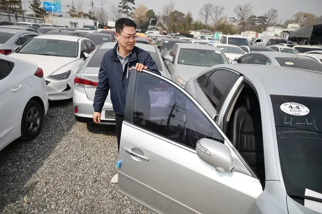 Automobile International总裁Jin Jae-Woong在韩国仁川检查一辆准备出口到利比亚的二手车,2026年3月16日。REUTERS/Kim Hong-Ji