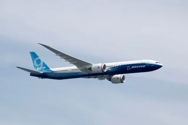 Máy bay Boeing B777-9 trình diễn trên không trong buổi xem trước dành cho giới truyền thông tại Triển lãm Hàng không Singapore ở Singapore, ngày 13 tháng 2 năm 2022. REUTERS/Caroline Chia