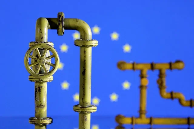 資料写真:天然ガスパイプラインの模型とEU旗(2022年7月18日撮影)。REUTERS/Dado Ruvic/Illustration/File Photo
