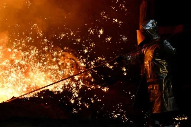 صورة أرشيفية: عامل فولاذ يقف وسط شرارات الحديد الخام المنبعثة من فرن صهر في مصنع صلب تابع لشركة تيسين كروب في دويسبورغ، ألمانيا، 5 نوفمبر 2025. رويترز/ليون كويجلر/صورة أرشيفية