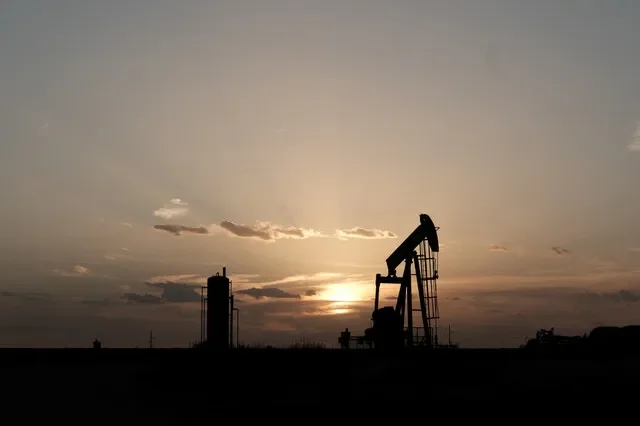 Bombas de extração de petróleo operam ao pôr do sol perto de Midland, Texas, EUA, em 21 de agosto de 2019. Foto tirada em 21 de agosto de 2019. REUTERS/Jessica Lutz