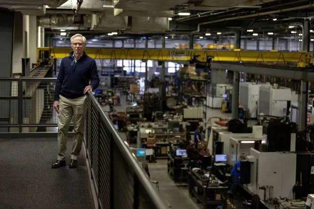 John Axelberg ซีอีโอของ General Stamping & Metalworks โพสต์ท่าถ่ายภาพบนทางเดินเหนือพื้นโรงงานผลิตในเมืองเซาท์เบนด์ รัฐอินดีแอนา สหรัฐอเมริกา เมื่อวันที่ 23 มีนาคม 2026 ภาพโดย REUTERS/Jim Vondruska