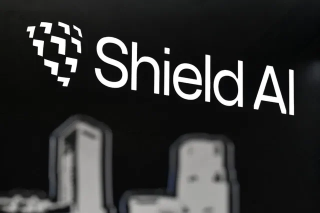 2026年2月3日,新加坡航空展在樟宜展覽中心舉行,現場展示的 Shield AI 標識。路透社/Caroline Chia