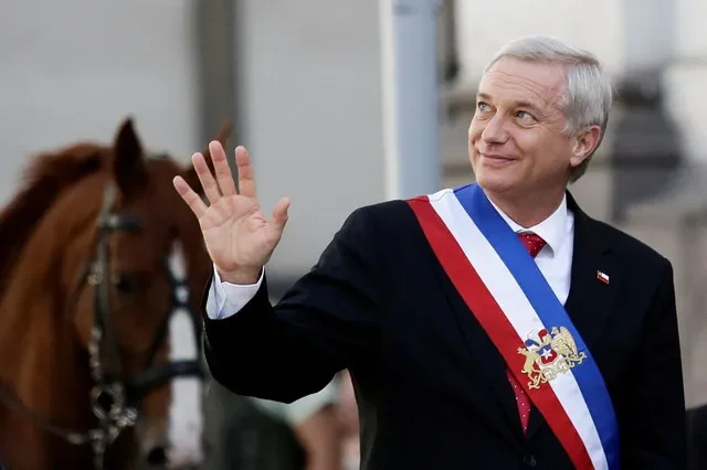 Tổng thống Chile Jose Antonio Kast vẫy tay khi ngồi trên xe mui trần tại Santiago, Chile, ngày 12 tháng 3 năm 2026. REUTERS/Juan Gonzalez
