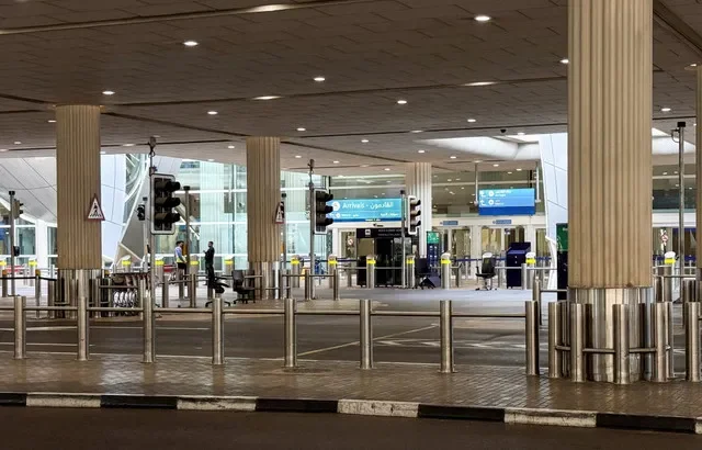 Uma área de desembarque vazia no Aeroporto Internacional de Dubai, após ataques dos Estados Unidos e de Israel contra o Irã, em Dubai, Emirados Árabes Unidos, 2 de março de 2026. REUTERS/Raghed Waked