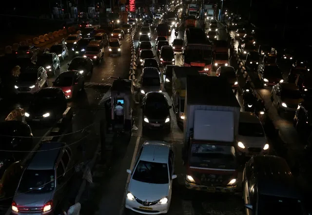 資料写真:2019年8月13日、インドのムンバイにある料金所を通過する車両。REUTERS/Francis Mascarenhas/File Photo