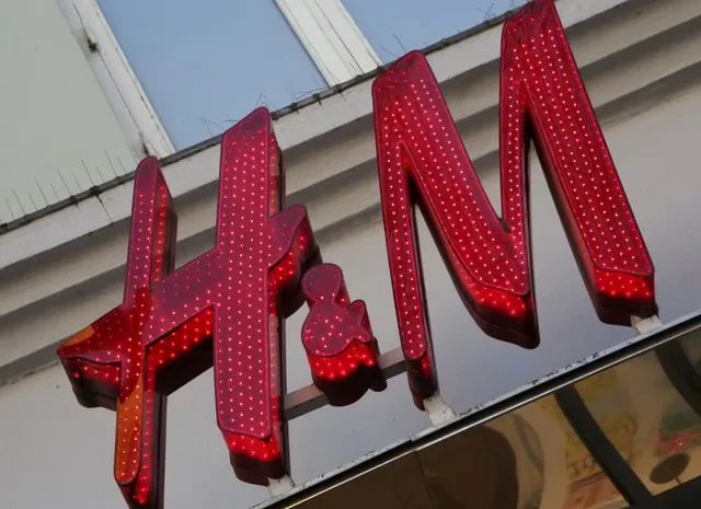 2024 年 3 月 26 日,丹麦哥本哈根,一家 H&M 分店上的时装零售商标识。路透社/Tom Little