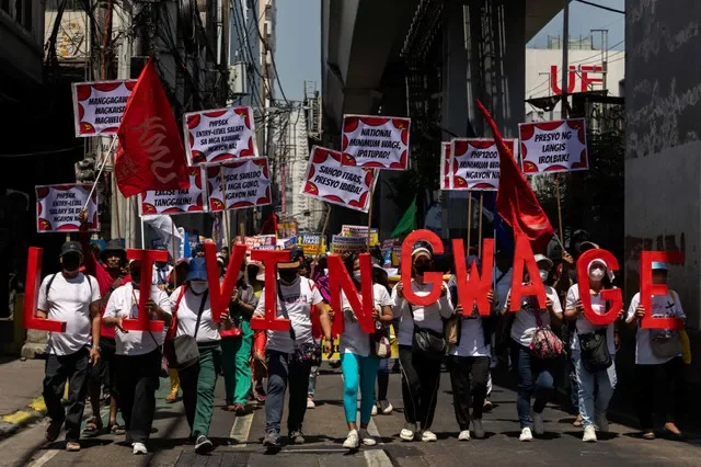 Manifestantes filipinos protestam contra o aumento dos preços dos combustíveis e exigem melhores salários para os trabalhadores em Manila, Filipinas, em 25 de março de 2026. REUTERS/Eloisa Lopez