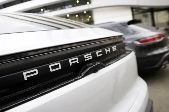 FOTO DE ARQUIVO: Um carro da Porsche em Colônia, Alemanha, 10 de março de 2026. REUTERS/Jana Rodenbusch/Arquivo