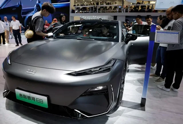 ภาพถ่ายแฟ้มภาพ: พนักงานกำลังทำความสะอาดรถยนต์ไฟฟ้า Geely Galaxy E8 ที่งาน Beijing International Automotive Exhibition หรือ Auto China 2024 ในกรุงปักกิ่ง ประเทศจีน เมื่อวันที่ 25 เมษายน 2024 ภาพโดย REUTERS/Tingshu Wang/File Photo