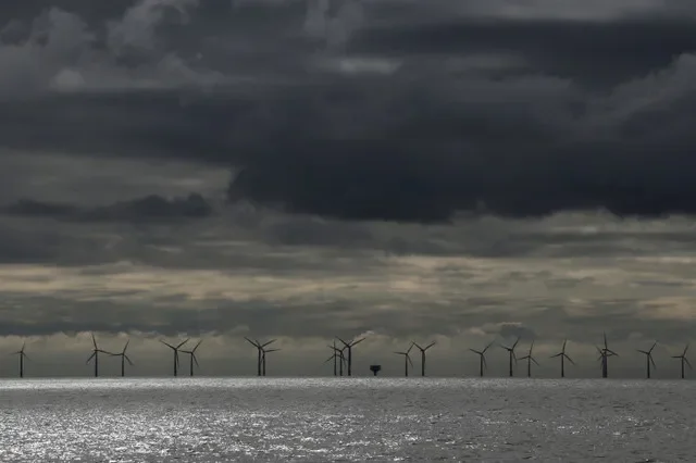Nuvens de chuva se acumulam sobre um parque eólico offshore na costa de Finton-on-Sea, Grã-Bretanha, em 17 de outubro de 2020. REUTERS/Russell Boyce