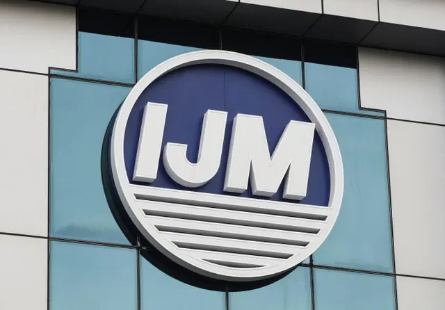 O logotipo da IJM Corp é exibido na sede da empresa de construção em Petaling Jaya, Malásia, em 20 de janeiro de 2026. REUTERS/Hasnoor Hussain